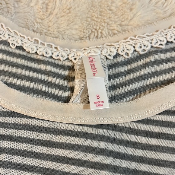 Xhilaration  Back lace And Buttons Grey  and White Striped Flowy Top Size Small - Picture 4 of 7